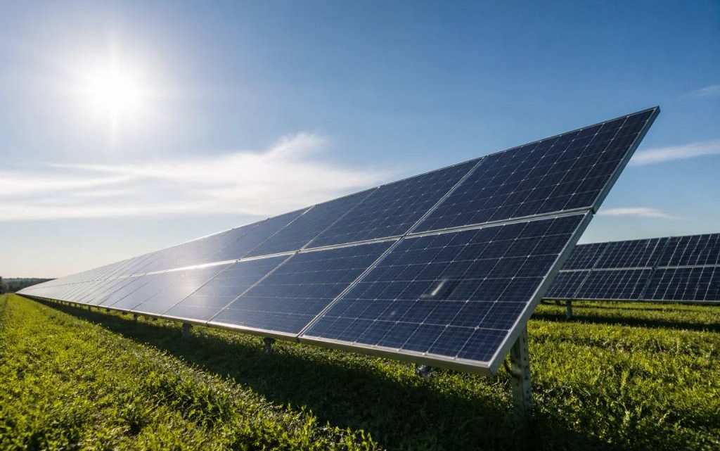Définition photovoltaïque : comprendre le principe et les usages