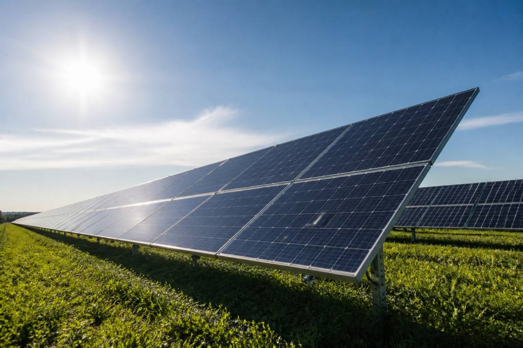Définition photovoltaïque : comprendre le principe et les usages