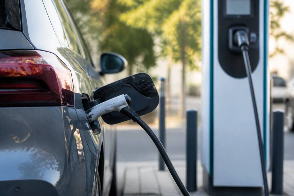 Bornes de recharge IRVE : fonctionnement, installation et aides disponibles en 2026