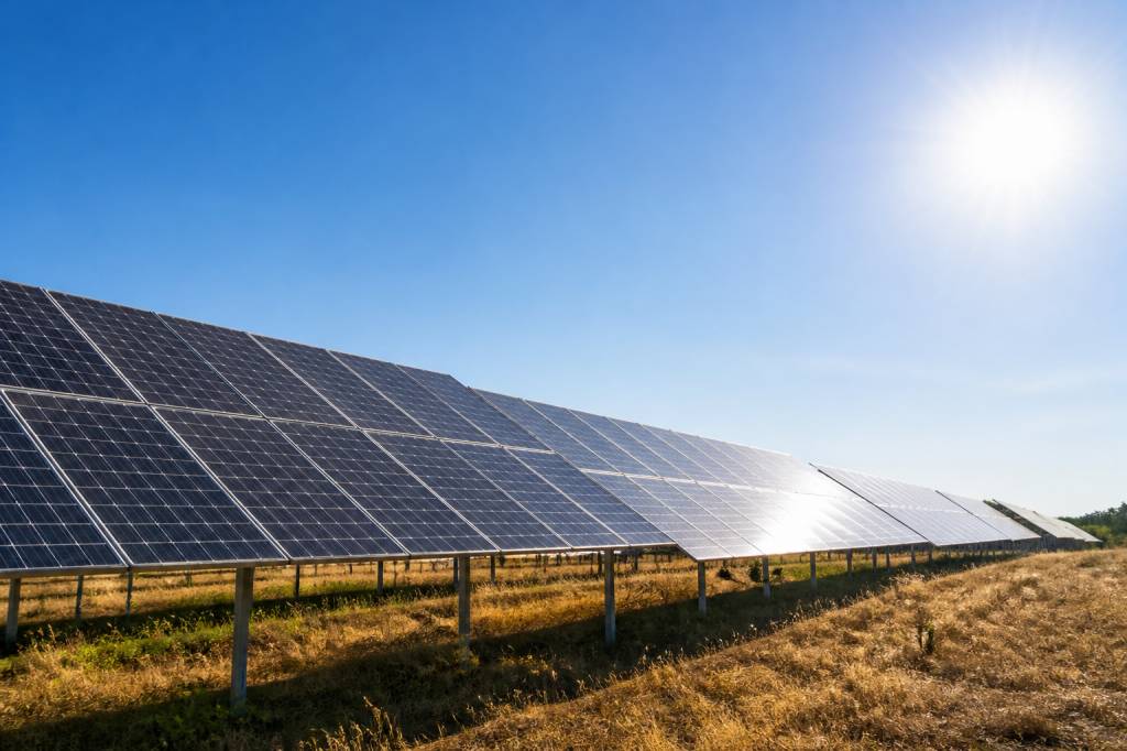 C’est quoi photovoltaïque : fonctionnement, avantages et limites de l’énergie solaire
